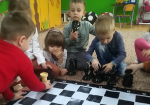 Dzieci w trakcie zajęć szachowych